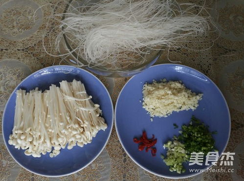 蒜香四溢，滑嫩爽口——蒜蓉粉絲金針菇的家常做法